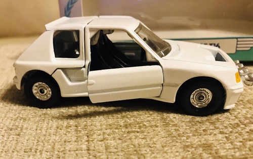Corgi toys peugeot 205 - 1/36,