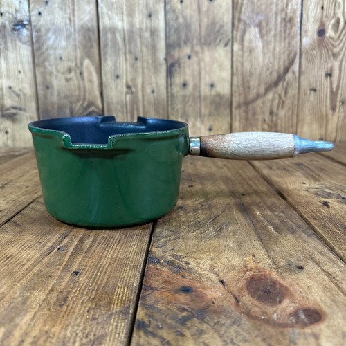 Creuset pouring milk pan - pouring,