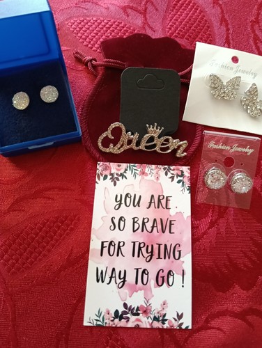 Queen brooch bundle - queen,