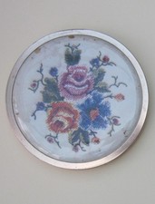 VINTAGE ROUND POWDER COMPACT HAVING FLORAL DECORATION