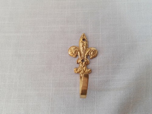 Small metal prince wales - of,