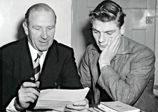 Duncan Edwards Signs for Man