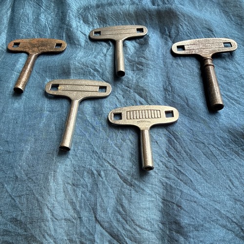 Vintage clock keys various - vintage,