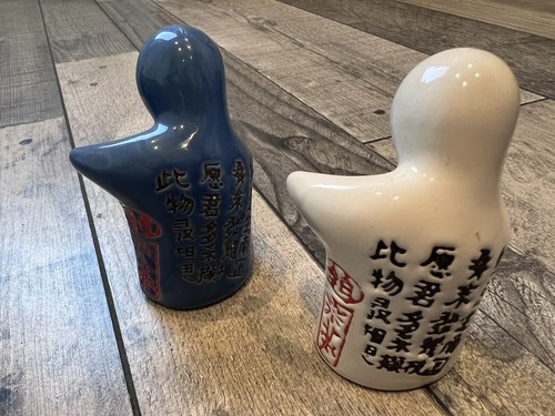 Hugging salt pepper - hugging,