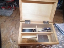 A WOODEN BOX WITH 5 COLLECTIBLE VINTAGE LIGHTERS INSIDE MAXIM,CALIBRI,RONSON ETC