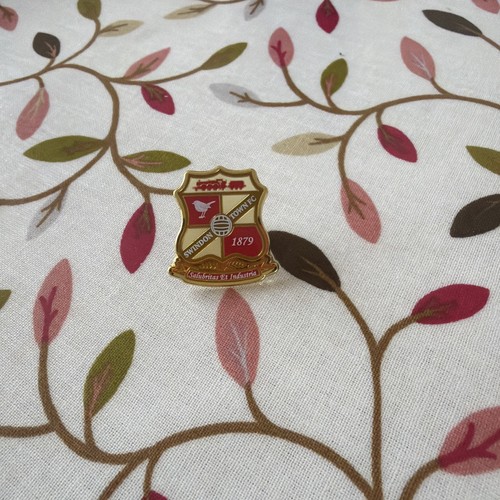 Swindon town pin badge - fc,