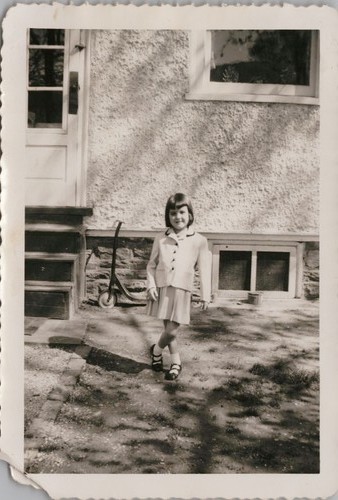 Vtg snapshot little girl - b&w,