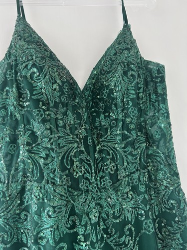 Beautiful emerald green - r,