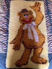 THE MUPPETS FOZZY BEAR 1970'S HANDMADE READICUT WALL HANGING RUG. 100 x 54cm
