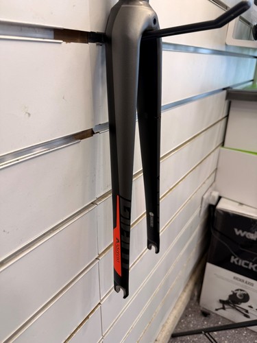 Used giant carbon 700c - carbon, road