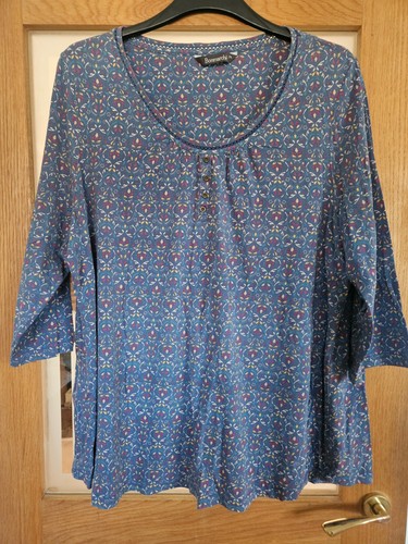 Lovely stretchy top - by, bon