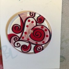  Card La Mode One  Swirled Heart Pattern Pinks Reds Plastic Button