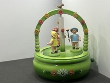 Erzgebirge figurine music box. Height: 18 cm. Diameter: 13.5 cm. Condition...