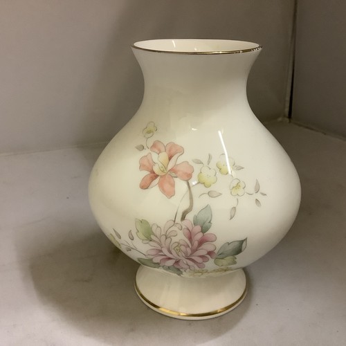 Royal doulton small vase - royal,