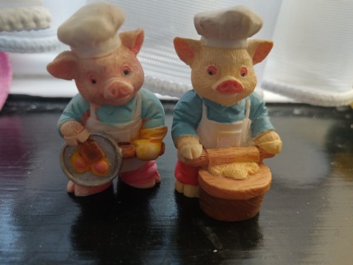 Two small pig - small, chefs