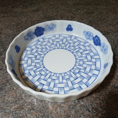 Blue and white basket weave - white,