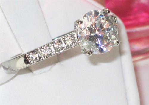 Ladies 2carat ring simulated - 1.2carat,