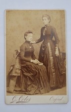 CABINET CARD OF TWO PRETTY