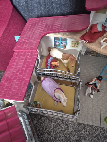 Schleich stable car and - car,