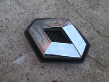 2007 RENAULT GRAND SCENIC 2 FRONT BADGE EMBLEM + BACKING