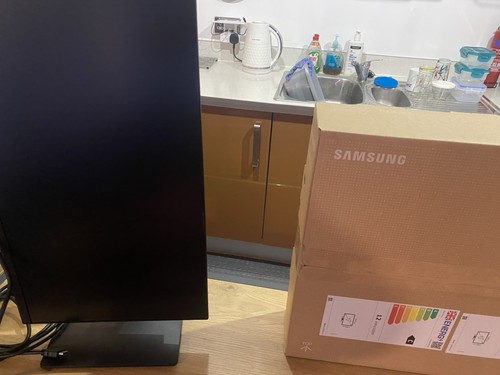 Samsung essential monitor - samsung, s4