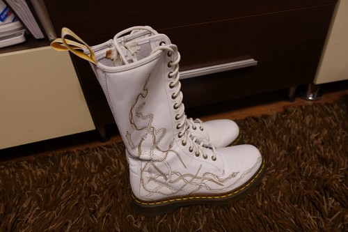 Martens white boots hole - dr, 14