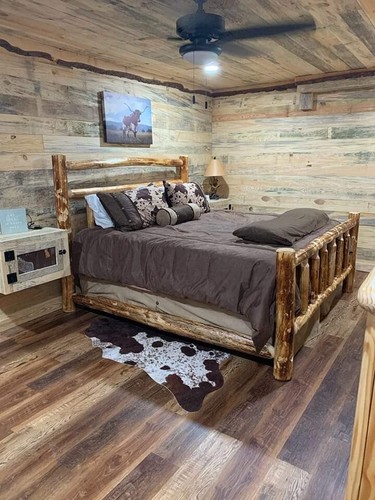 Deluxe log bed cabin - , bed,