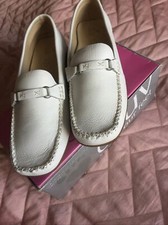 Gluv Your Feet White Real