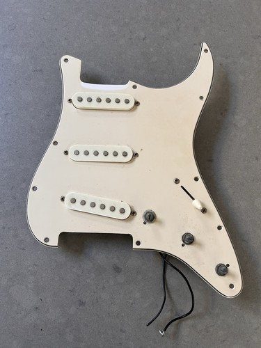 Fender squier loaded pick - fender,