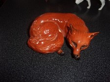 BESWICK SLEEPING RED FOX FIGURINE ORNAMENT MODEL NO 1017 - VERY GOOD CONDITION