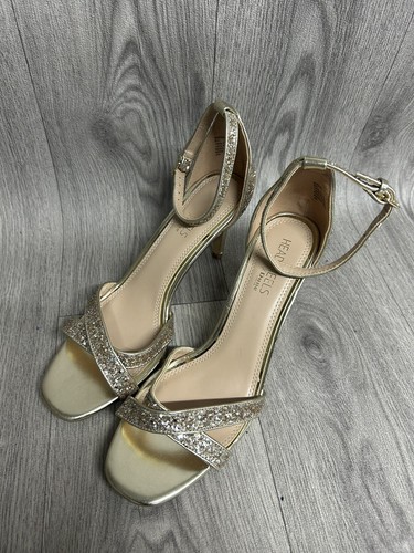 Women head over heels - over,