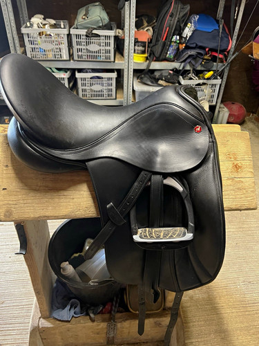 Albion dressage saddle 17in - saddle,