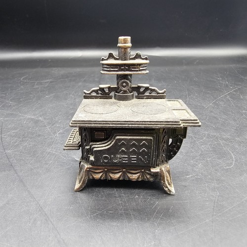 Cast metal queen - stove,