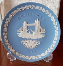 Wedgwood Jasperware blue and white 1975 Christmas plate features Tower Bridge 
