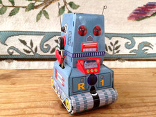 VINTAGE STYLE CLOCKWORK TIN