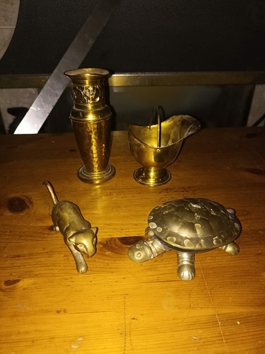 Four brass ornaments - -, vase