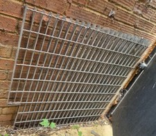 Galvanised Steel Grating Walkway Grill Floor Drainage Gutter Cover 990mm x 920mm