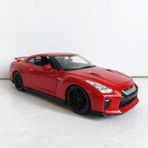 Bburago scale 2017 nissan - 1:24,