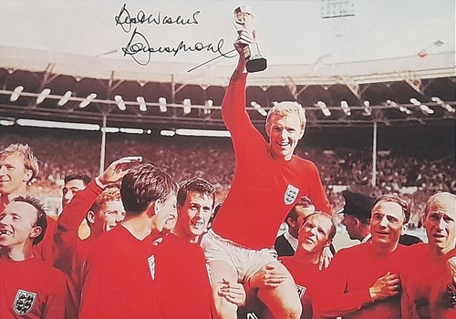 Bobby moore signed photo - moore,