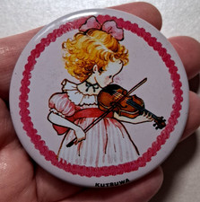 KUTSUWA GIRL PLAYING VIOLIN VINTAGE NOVELTY TIN PIN BADGE