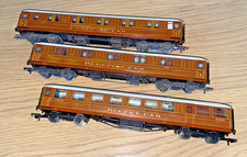 HORNBY OO GAUGE RAKE OF 3 TEAK