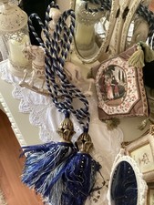 ☘️VINTAGE XLARGE  NAVY BLUE AND GOLD WOODEN  GOLD RESINS TIE BACKS ☘️