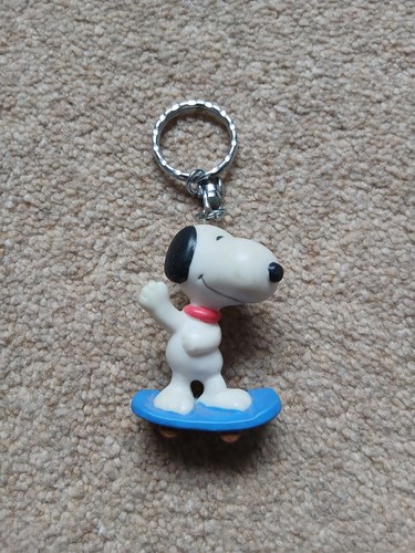 Snoopy skateboard shaped - on,