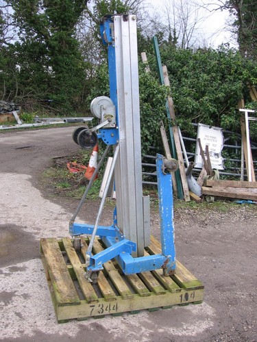 Genie material lift - material,