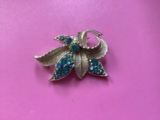 ATTRACTIVE GOLD TONE BROOCH