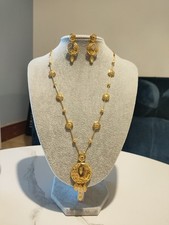 Indian Pakistani forming Gold