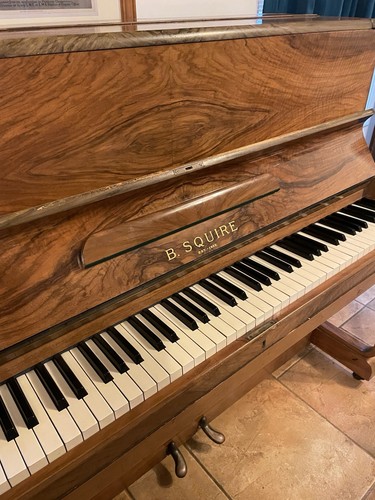 Squire upright piano - squire, –