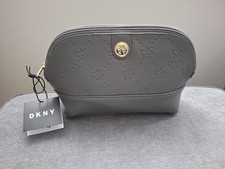 DKNY Large dome make Up /