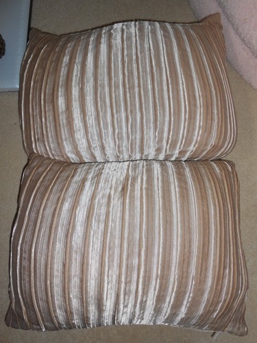 Cushions gold coloured approx - gold,
