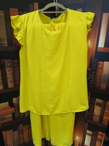 Size bright yellow - 10/12, short